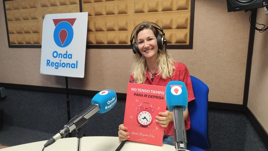 Alejandra Brugarolas invita a romper el "piloto automático" con su nuevo libro "No tengo tiempo para ir deprisa"