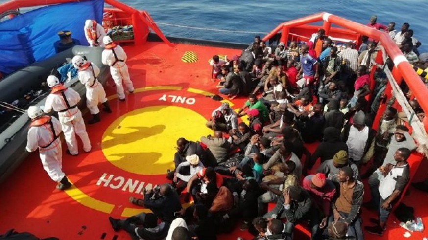 inmigrantes en buque de Salvamento Marítimo