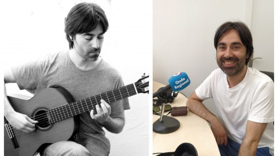 Diego Corraliza con su guitarra y en los estudios de Onda Regional en Yecla 