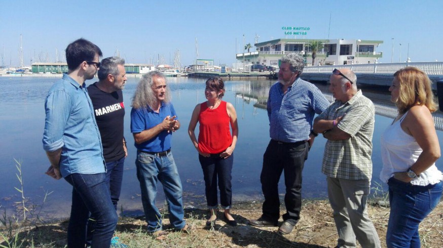 Uralde (3º por la dcha.) durante la visita al Mar Menor