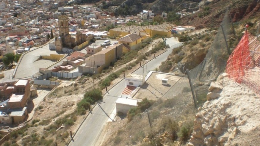 Tres heridos al volcar su coche bajando del castillo de Lorca 
