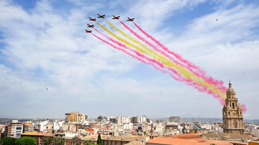 La Patrulla Águila tiñe Murcia con los colores de la Bandera de España 