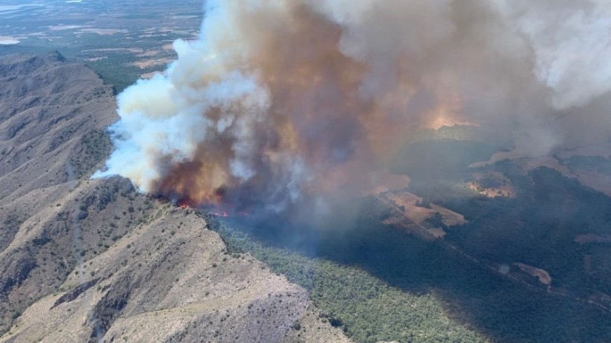 Emergencias espera estabilizar el incendio de Sierra Larga en horas