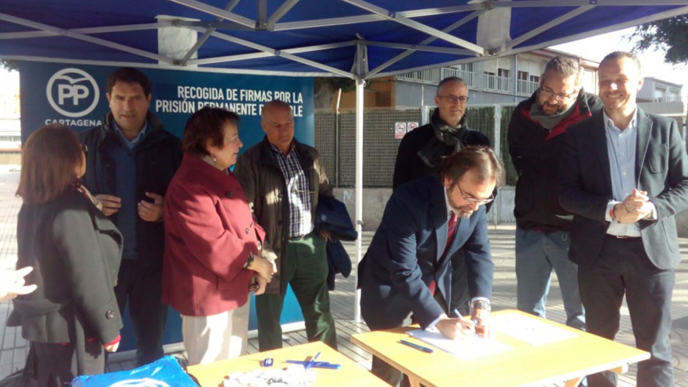 El consejero de Presidencia y Fomento, Pedro Rivera, firmando la petición