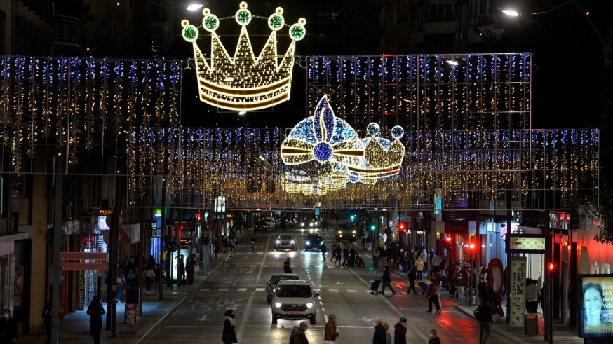 Luces de navidad en la Gran Vía de Murcia.