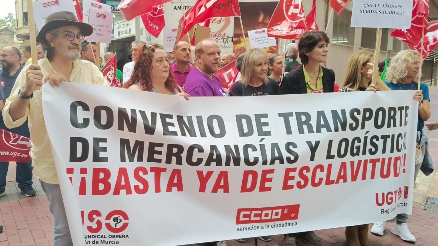 Los transportistas se concentran frente a CROEM para exigir mejoras laborales y salariales
