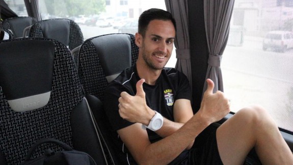 Rubén Cruz, en el autocar de camino a Madrid. Foto: FC Cartagena