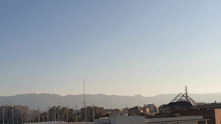 Contaminación atmosférica, ayer, en la ciudad de Murcia. ORM