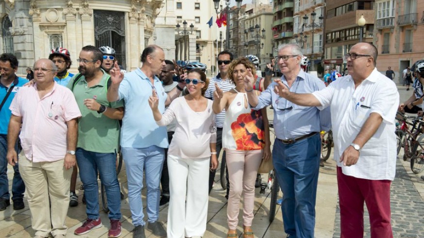 Castejón (centro) durante el acto "12 millones de pedaladas" en Cartagena