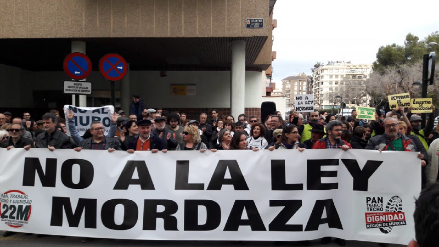 Más de un centenar de personas piden en Murcia la derogación de la denominada "Ley Mordaza"