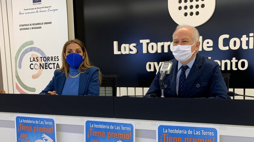La concejala y el alcalde durante la presentación de la campaña. AYUNTAMIENTO LAS TORRES DE COTILLAS