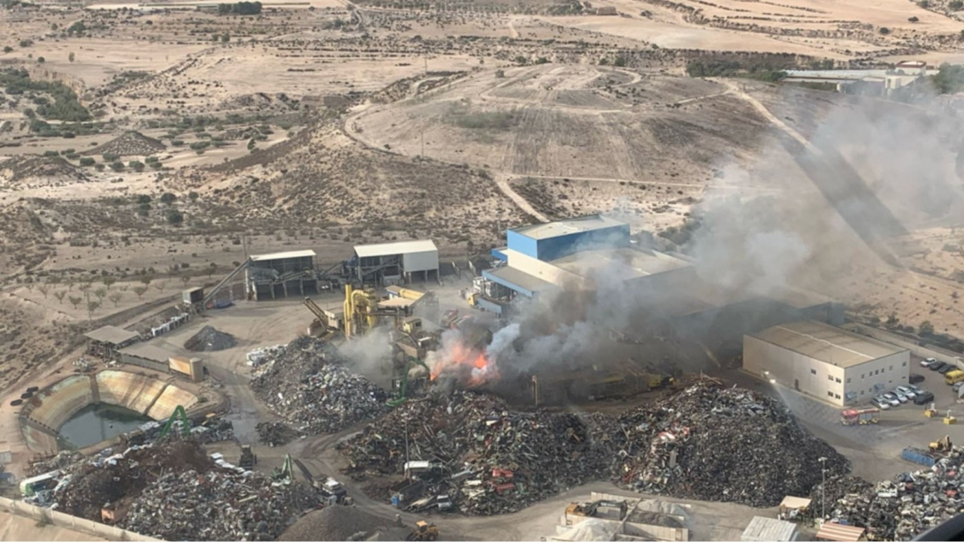 Arde una empresa de gestión de residuos en Cañada Hermosa