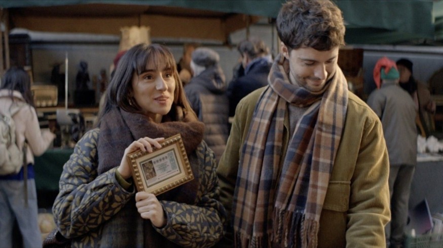 Un cuento misterioso para el anuncio de la Lotería de Navidad: ¿Quién enmarcaría un décimo premiado hace 30 años?