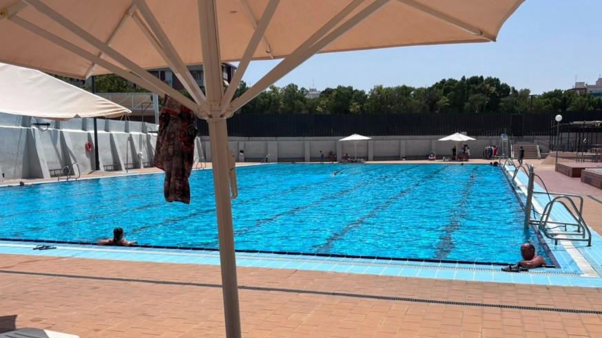 La piscina se convierte en el refugio de los murcianos ante temperaturas de 40 grados