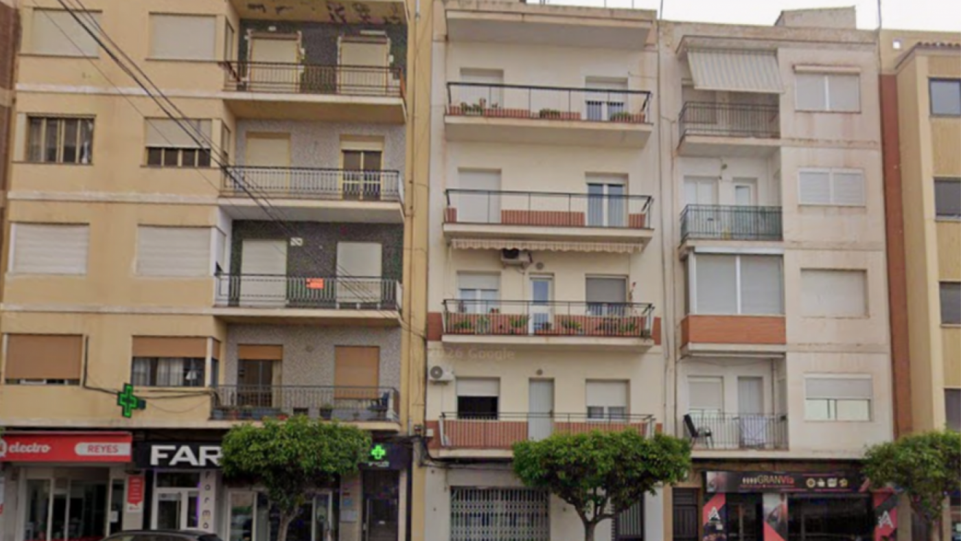 Ocho heridos tras incendiarse un edificio de cuatro plantas en Mula