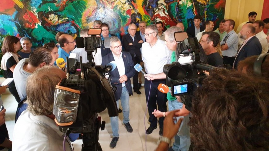 Hugo Morán, en el centro de la imagen, antes de atender a los medios