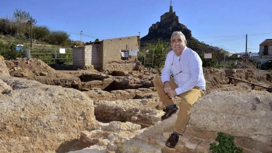 Julio Navarro Palazón en el yacimiento arqueológico de Monteagudo