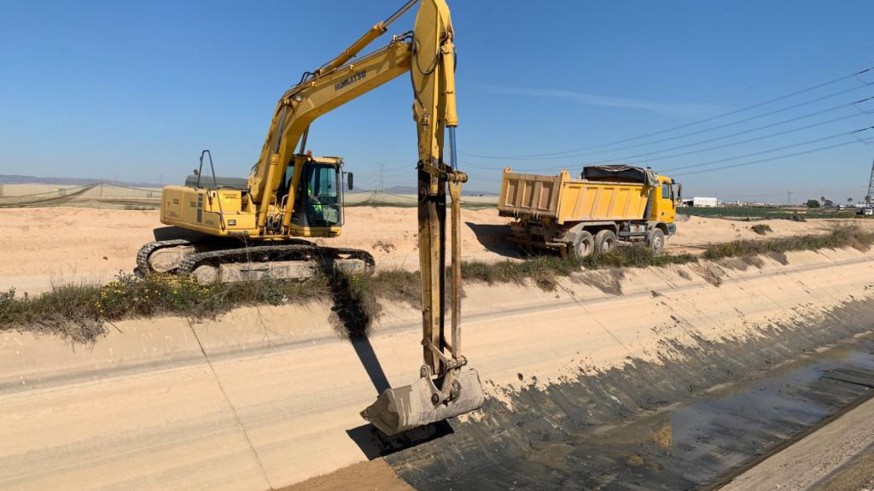 Trabajos en el canal del trasvase en el Campo de Cartagena