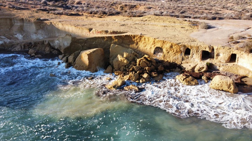 El temporal derriba una duna fósil en la playa de Los Cocedores