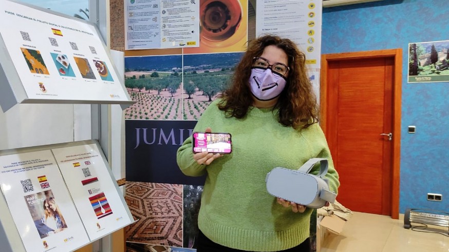 María Quílez, concejala de Turismo, con la nueva app 'Jumilla en realidad virtual'