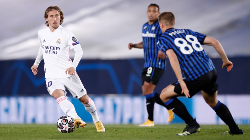 Modric conduce el balón en el partido frente al Atalanta