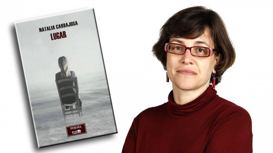 Natalia Carbajosa y portada de su poemario 'Lugar'