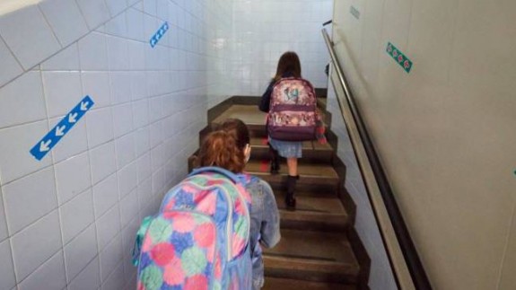 Dos alumnas suben por las escaleras en un colegio (archivo). EP