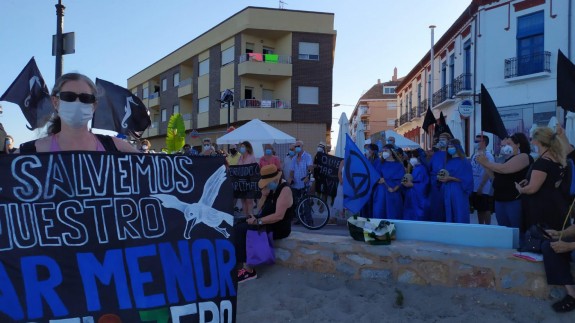 Protesta en Los Alcázares de la plataforma "Por un Mar Menor Vivo" para pedir la regeneración ambiental de la laguna