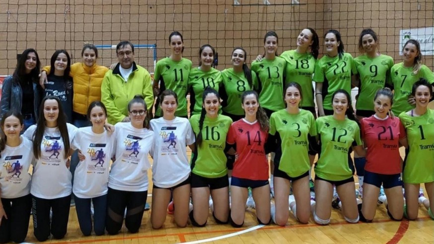Pepe Valera junto al equipo de Voley femenino de Murcia