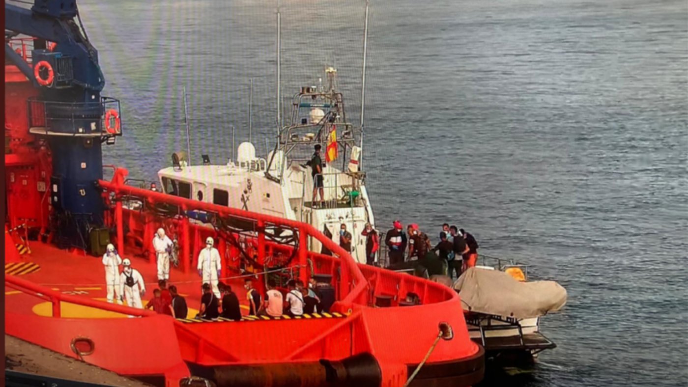 Traslado de inmigrantes rescatados por Salvamento Marítimo en Cartagena