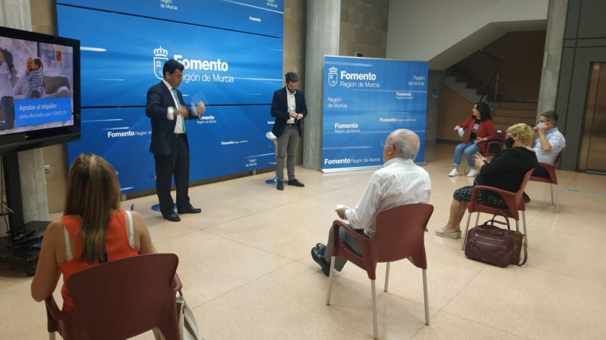 Díez de Revenga junto a representantes de diversos colectivos sociales