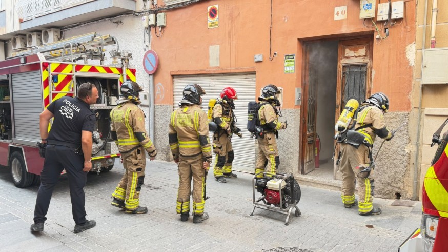 Un incendio obliga a evacuar a 8 personas de un edificio en Cieza
