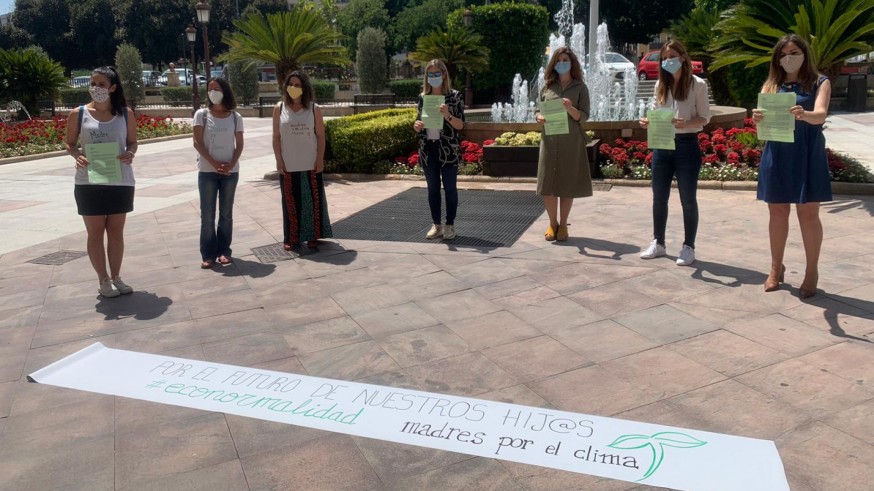 Representantes de Madres por el Clima en una acción frente al Ayuntamiento de Murcia
