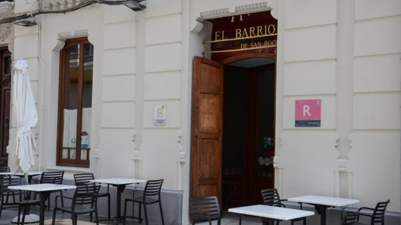 Terraza y entrada al restaurante 'El Barrio de San Roque'