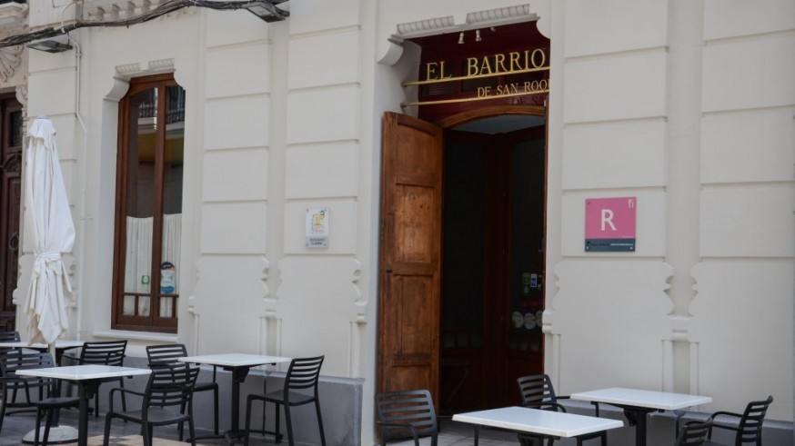 Terraza y entrada al restaurante 'El Barrio de San Roque'