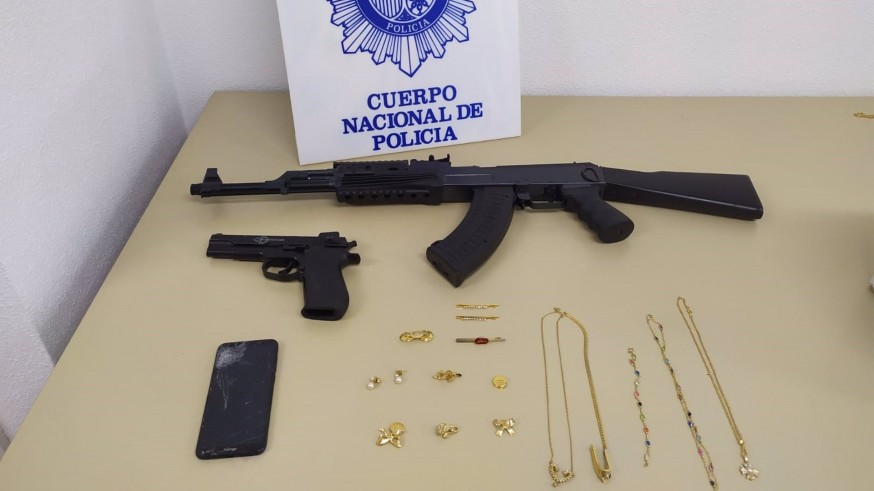 Imagen del arma corta simulada y el subfusil simulado tipo AK-47 intervenidos en la operación