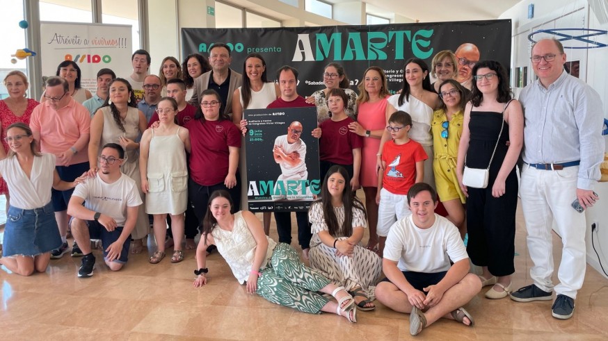 La consejera Carmen Conesa, el presidente de ASSIDO, Víctor Martínez, y el protagonista del cartel de la gala, José Mª García, presentaron la muestra