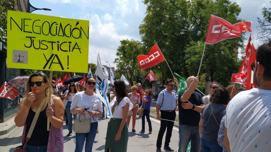 Unos 200 funcionarios se manifiestan en Murcia para exigir al Gobierno negociar mejoras