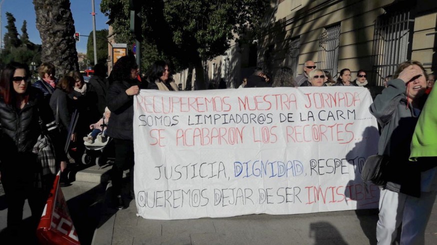 Protesta de las trabajadoras frente a la consejería de Hacienda