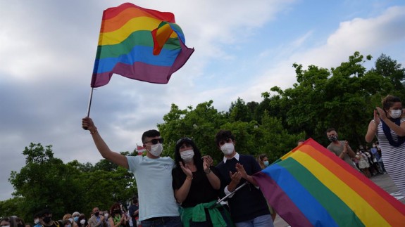 Concentración con banderas arco iris símbolo del colectivo LGTBI