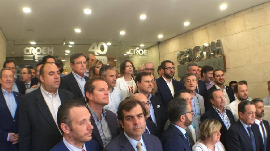 Los empresarios de la Región, tras la reunión celebrada para reivindicar la llegada del AVE cuanto antes tal y como estaba previsto. Foto ASR.