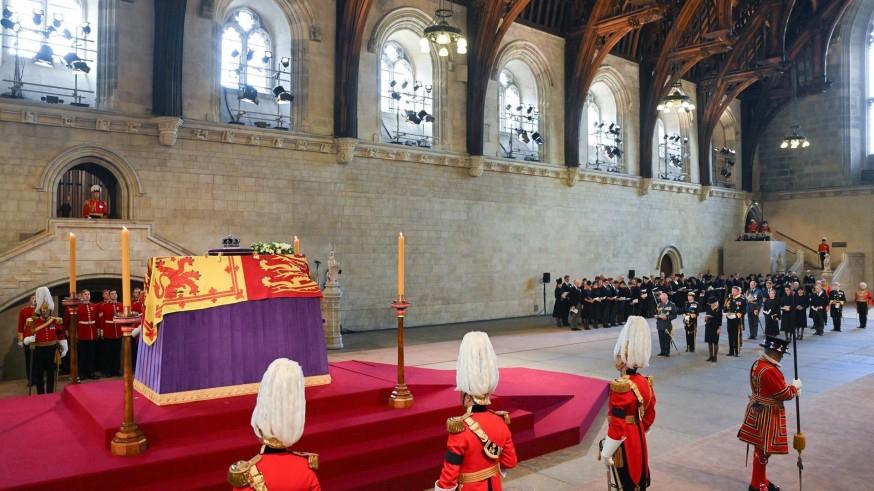Abre la capilla ardiente de Isabel II en Westminster con colas de 4,5 kilómetros