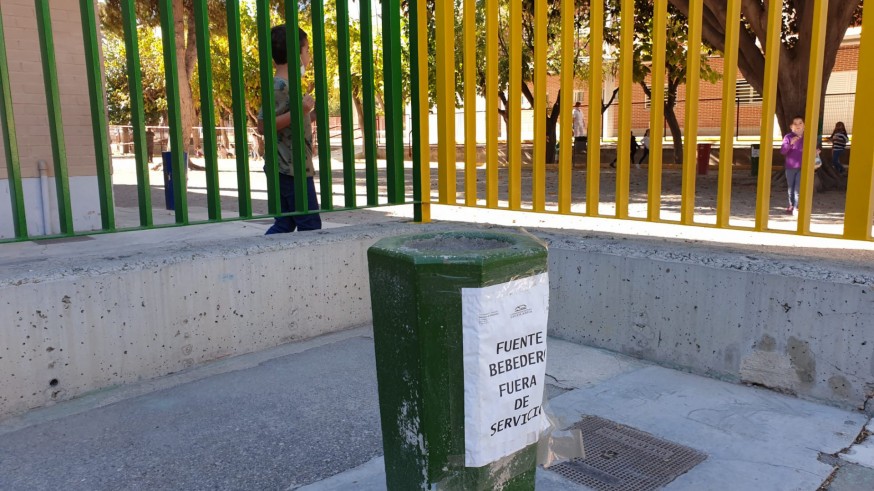 Fuente clausurada en el patio de un colegio para evitar contagios. ORM