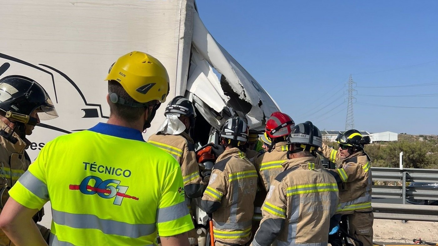 Cinco heridos en una colisión entre un camión y un autobús en la A-30 a su paso por Murcia