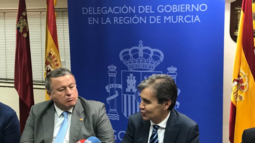 Alfaro, a la derecha, junto al delegado del Gobierno Francisco Bernabé