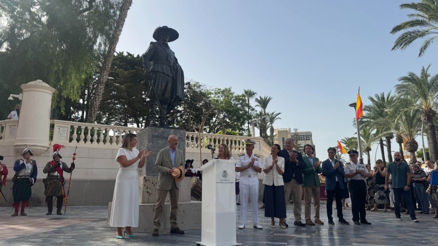 El escritor Arturo Pérez Reverte ha inaugurado el Monumento al Capitán Alatriste en Cartagena