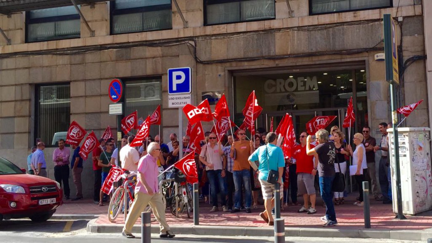 Concentración de trabajadores de hostelería frente a CROEM en Murcia. Foto ASR.
