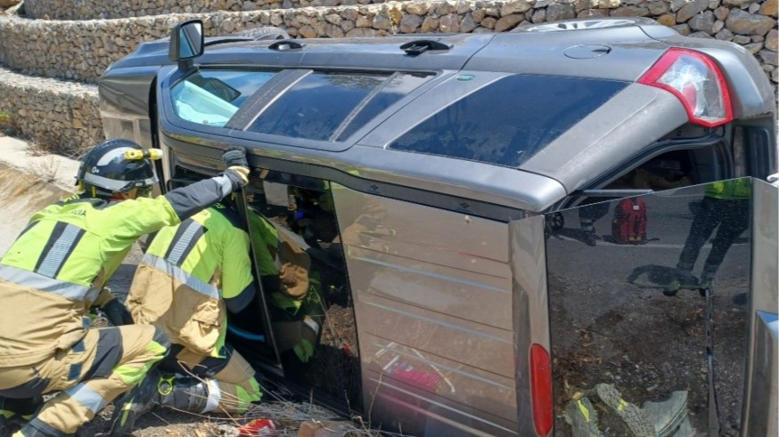 Rescatan a un conductor herido tras volcar su vehículo en la rotonda de Saprelorca