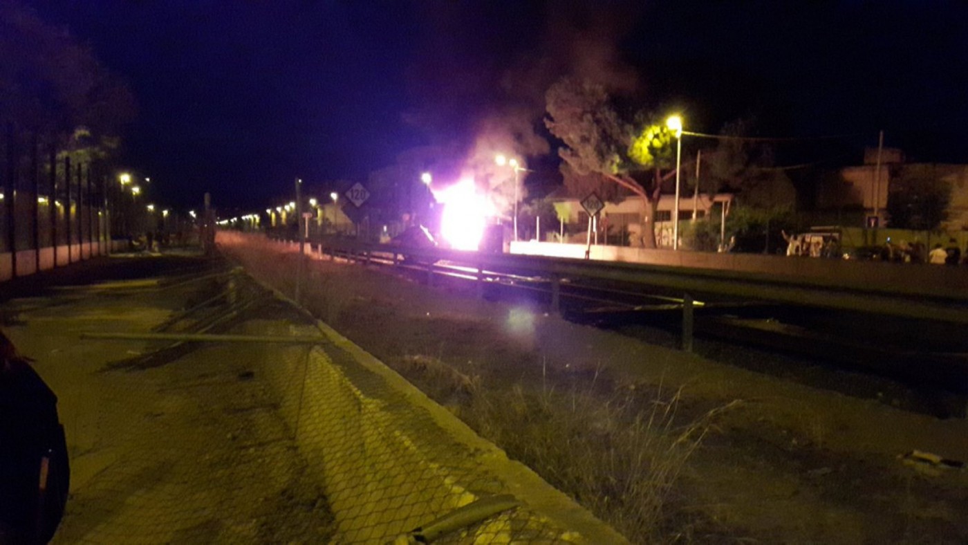 Destrozos y contenedores quemados en las vías del tren en octubre de 2017