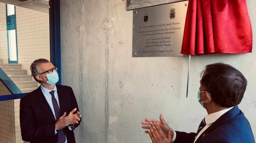 El consejero de Salud, Juan José Pedreño, y el alcalde de Murcia, José Antonio Serrano inaugurando el consultorio. Foto: CARM